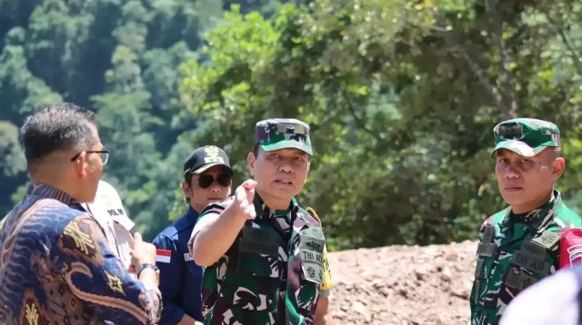 dorong-peningkatan-kualitas-jalan,-tim-wasev-mabes-tni-ad-tinjau-tmmd-ke-129-di-buluh-kasok