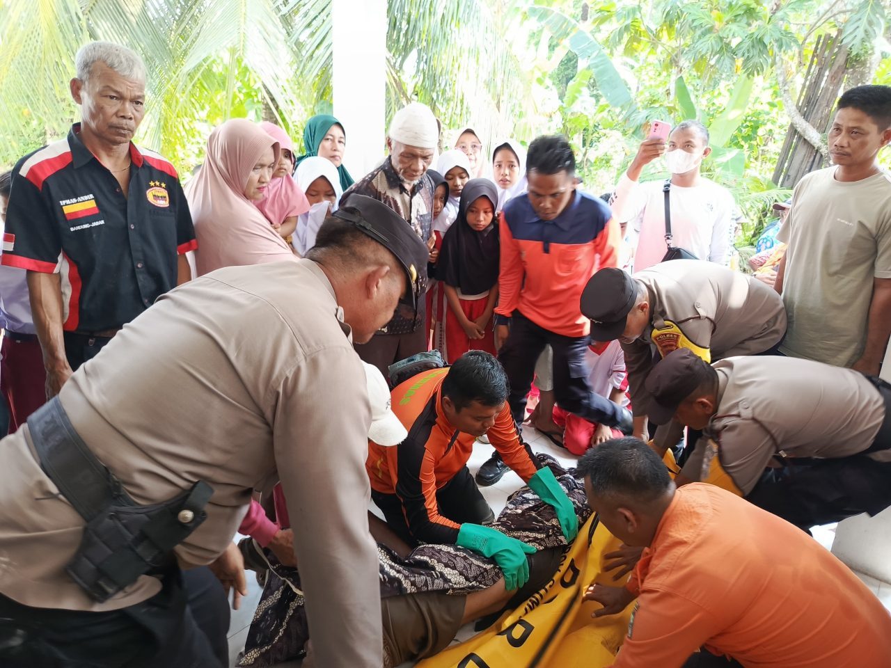 sempat-dilaporkan-hilang-terseret-arus-sungai,-warga-padang-pariaman-ditemukan-meninggal-oleh-tim-sar