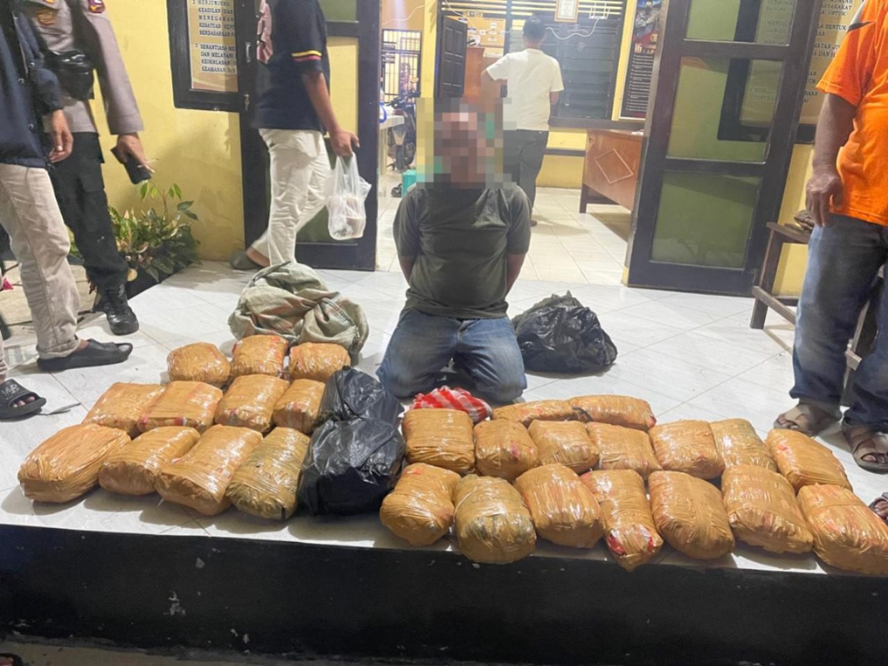 penyelundupan-ganja-lintas-provinsi-digagalkan-di-pasaman-barat,-kurir-beserta-30-paket-barang-bukti-diamankan penyelundupan-ganja-lintas-provinsi-digagalkan-di-pasaman-barat,-kurir-beserta-30-paket-barang-bukti-diamankan
