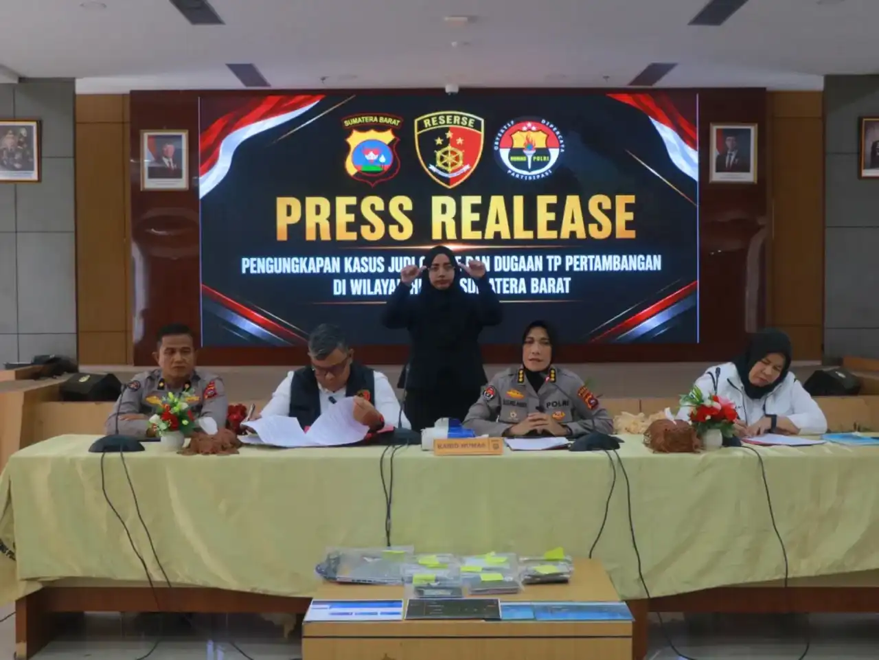 bongkar-praktik-peti,-polda-sumbar-amankan-empat-tersangka-dan-barang-bukti bongkar-praktik-peti,-polda-sumbar-amankan-empat-tersangka-dan-barang-bukti