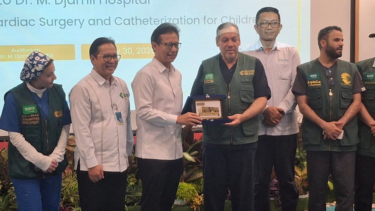 gandeng-arab-saudi,-menkes-dorong-rs-m.-djamil-padang-jadi-pusat-rujukan-bedah-jantung-anak-di-sumatera gandeng-arab-saudi,-menkes-dorong-rs-m.-djamil-padang-jadi-pusat-rujukan-bedah-jantung-anak-di-sumatera