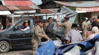 jaga-ketertiban-kota,-satpol-pp-padang-tertibkan-pkl-dan-bangunan-di-atas-fasilitas-umum