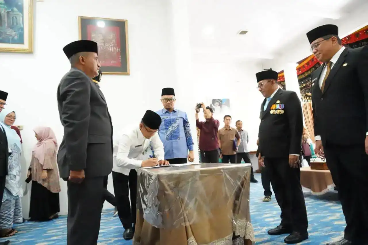 bupati-eka-putra-lantik-13-pejabat-baru-untuk-perkuat-birokrasi-tanah-datar bupati-eka-putra-lantik-13-pejabat-baru-untuk-perkuat-birokrasi-tanah-datar