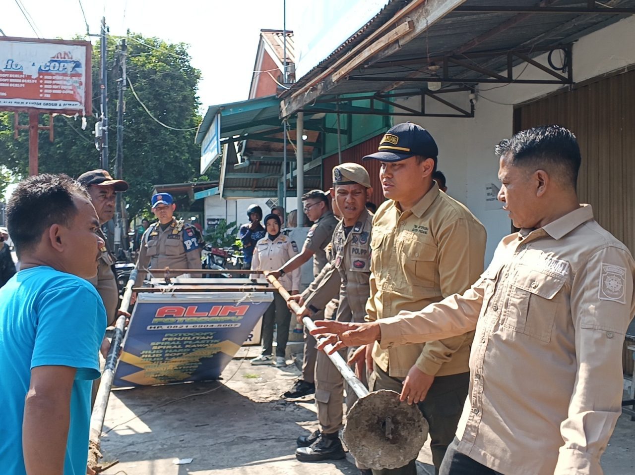 sikat-pelanggar-fasum,-satpol-pp-padang-tertibkan-bangunan-berkanopi-hingga-pengepul-di-badan-jalan sikat-pelanggar-fasum,-satpol-pp-padang-tertibkan-bangunan-berkanopi-hingga-pengepul-di-badan-jalan