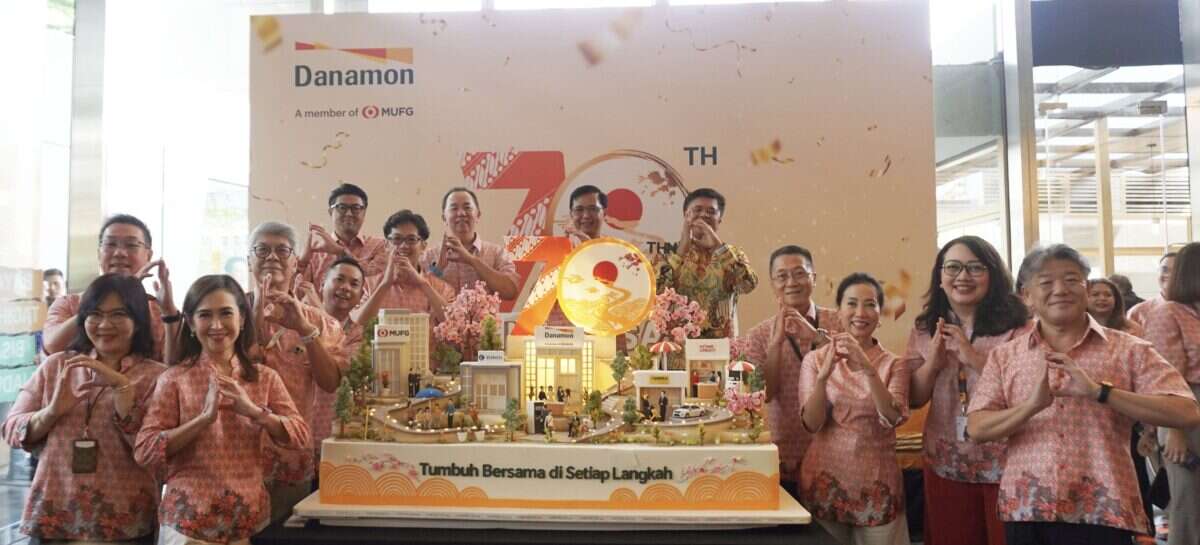 Foto Pendukung 1 - Jajaran Komisaris, Direksi dan Manajemen Danamon dalam acara HUT Danamon ke-70, Hadir di Berbagai Fase Kehidupan Nasabah dan Menemani Generasi demi Generasi