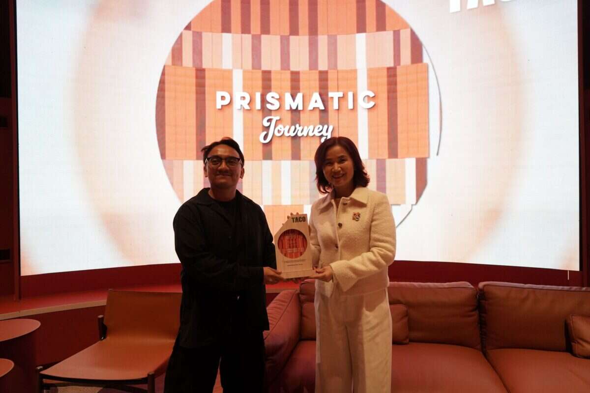 Penyerahan Plakat kepada Helen Agustine Studio
