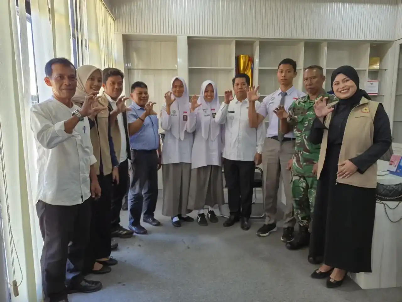 pemkab-agam-lepas-tiga-pelajar-ikuti-pemusatan-latihan-paskibraka-sumbar pemkab-agam-lepas-tiga-pelajar-ikuti-pemusatan-latihan-paskibraka-sumbar