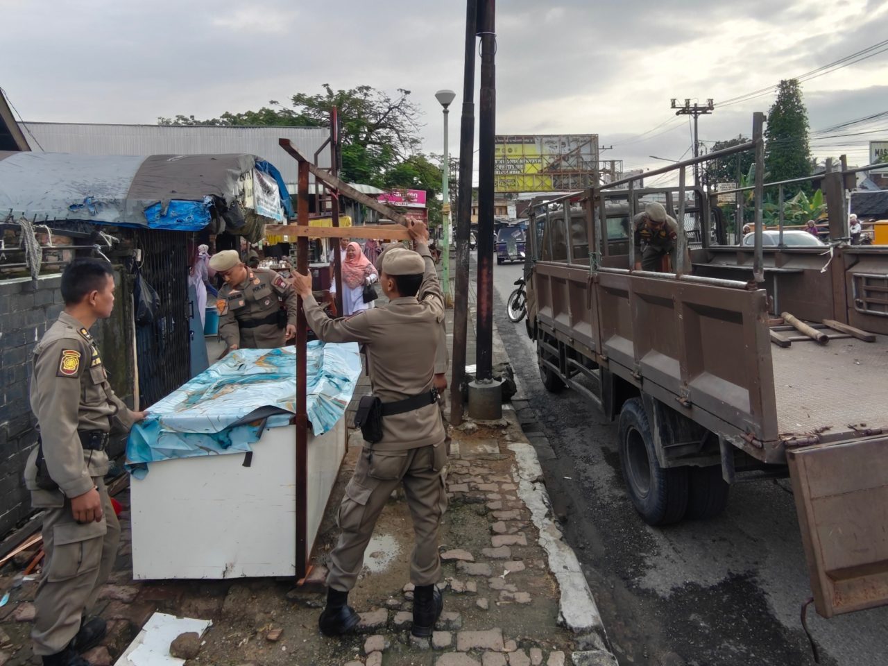 satpol-pp-padang-tertibkan-lapak-pkl-di-trotoar-pasar-alai:-berjualan-boleh,-langgar-fasum-jangan! satpol-pp-padang-tertibkan-lapak-pkl-di-trotoar-pasar-alai:-berjualan-boleh,-langgar-fasum-jangan!