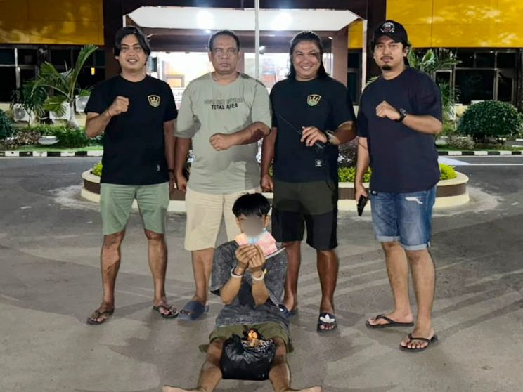 nekat-curi-celengan-rp15-juta-milik-kakak-kandung,-pria-di-koto-tangah-ditangkap-tim-klewang nekat-curi-celengan-rp15-juta-milik-kakak-kandung,-pria-di-koto-tangah-ditangkap-tim-klewang