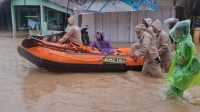 polresta-padang-kerahkan-personel-evakuasi-warga-yang-terjebak-banjir-di-sejumlah-kecamatan polresta-padang-kerahkan-personel-evakuasi-warga-yang-terjebak-banjir-di-sejumlah-kecamatan