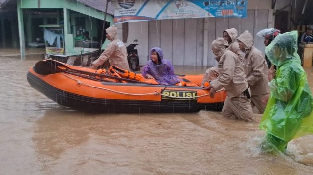 polresta-padang-kerahkan-personel-evakuasi-warga-yang-terjebak-banjir-di-sejumlah-kecamatan