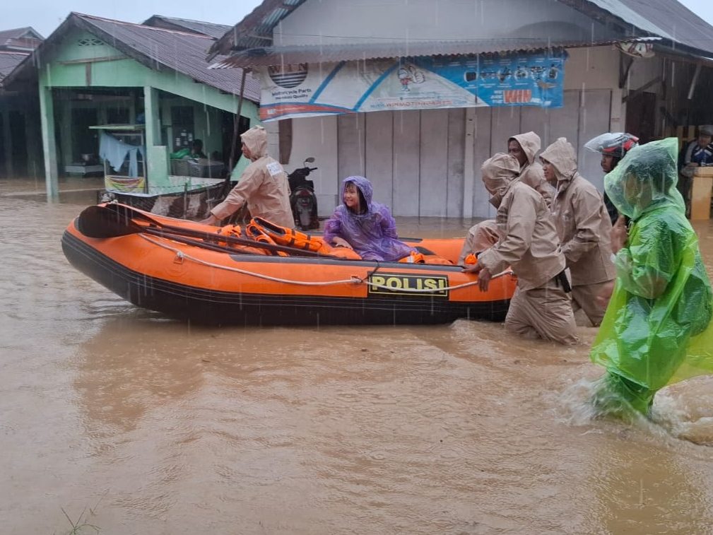 polresta-padang-kerahkan-personel-evakuasi-warga-yang-terjebak-banjir-di-sejumlah-kecamatan polresta-padang-kerahkan-personel-evakuasi-warga-yang-terjebak-banjir-di-sejumlah-kecamatan