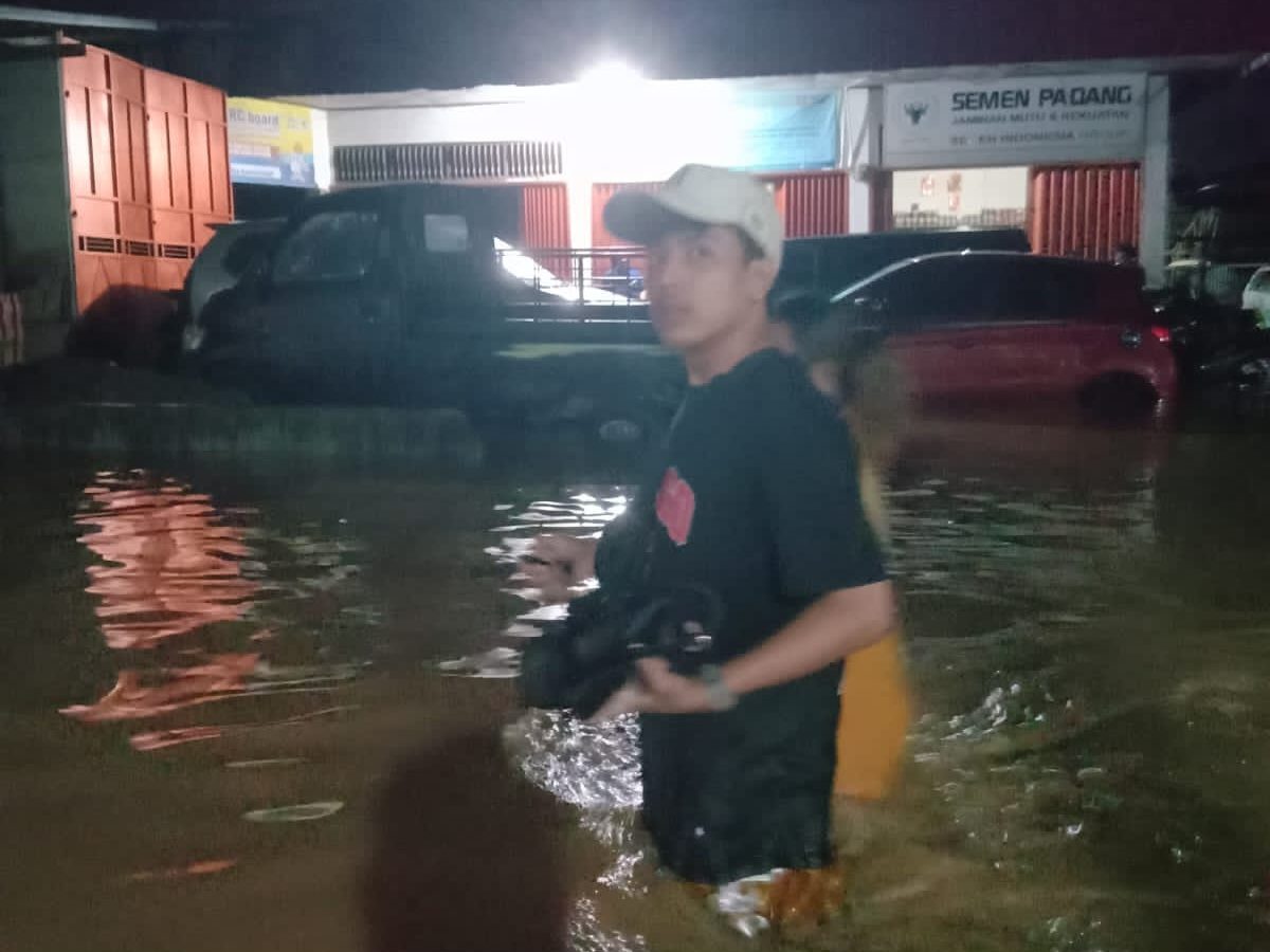 banjir-setinggi-pinggang-kembali-rendam-maransi,-warga-minta-pemko-padang-hadir-dengan-solusi-nyata banjir-setinggi-pinggang-kembali-rendam-maransi,-warga-minta-pemko-padang-hadir-dengan-solusi-nyata