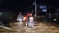 tim-sar-gabungan-berhasil-evakuasi-lima-warga-terjebak-banjir-di-aie-pacah-padang