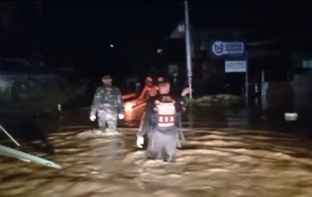 tim-sar-gabungan-berhasil-evakuasi-lima-warga-terjebak-banjir-di-aie-pacah-padang tim-sar-gabungan-berhasil-evakuasi-lima-warga-terjebak-banjir-di-aie-pacah-padang