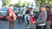 pemkab-agam-bagikan-bendera-merah-putih-semarakkan-hut-ke-81-ri