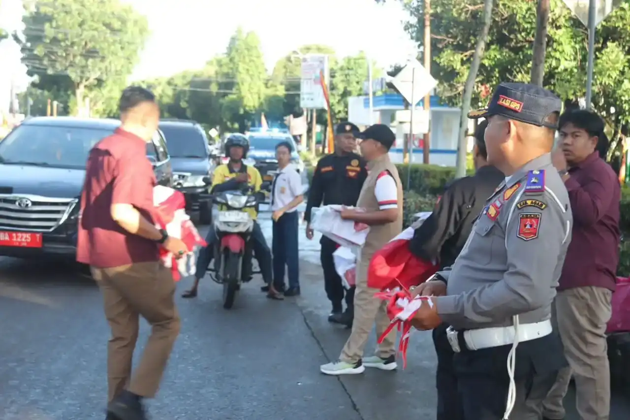 pemkab-agam-bagikan-bendera-merah-putih-semarakkan-hut-ke-81-ri pemkab-agam-bagikan-bendera-merah-putih-semarakkan-hut-ke-81-ri