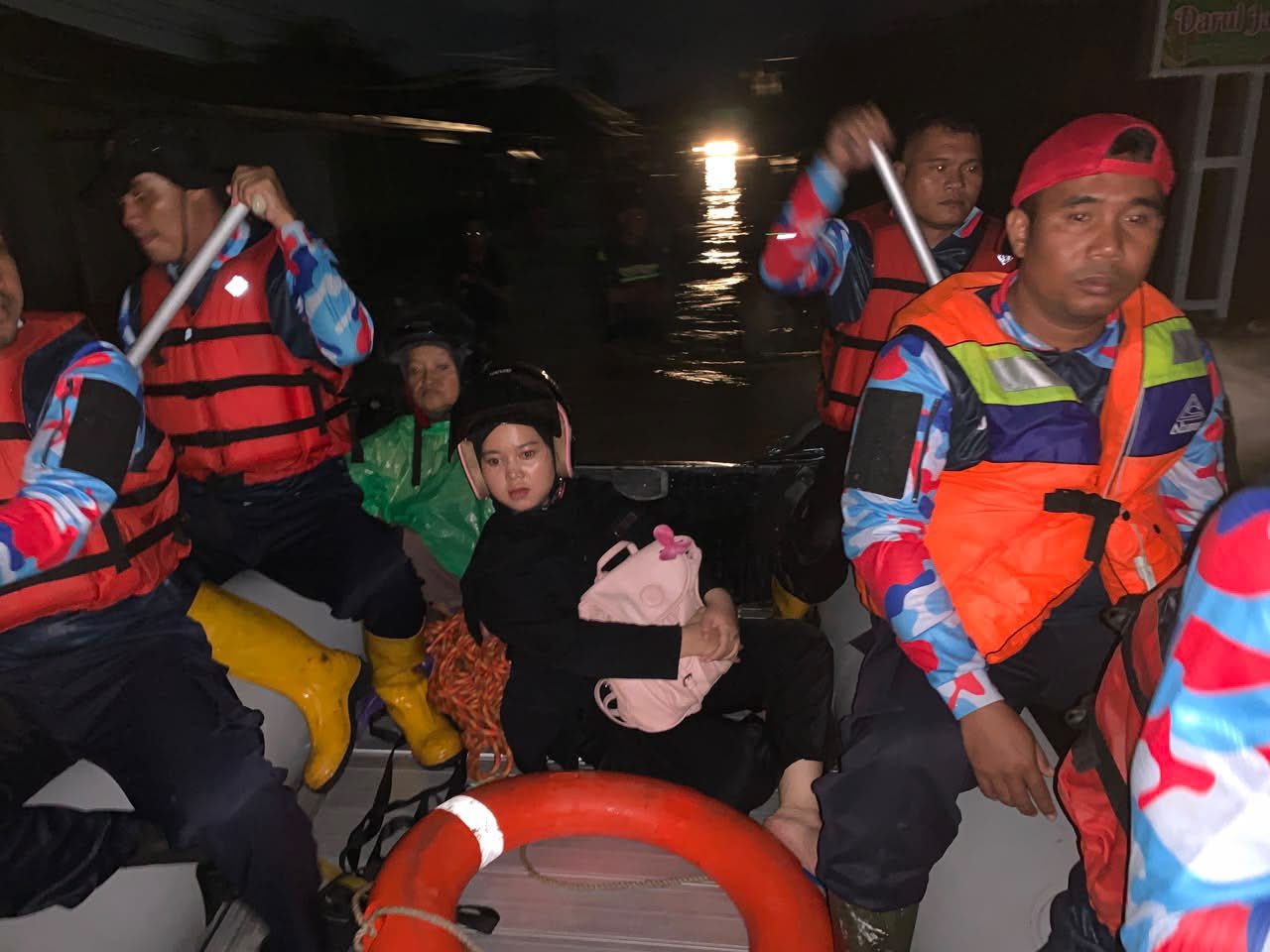 tangani-banjir-di-15-titik,-wali-kota-fadly-amran-kerahkan-sekda-dan-seluruh-kepala-opd-turunkan-tim-evakuasi tangani-banjir-di-15-titik,-wali-kota-fadly-amran-kerahkan-sekda-dan-seluruh-kepala-opd-turunkan-tim-evakuasi