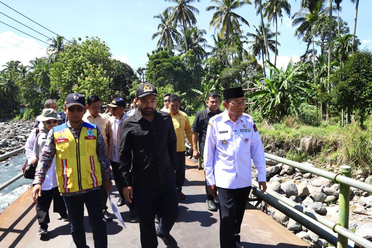 wawali-maigus-nasir-dampingi-anggota-dpr-ri-zigo-rolanda-tinjau-rencana-pembangunan-jembatan-kalawi-dan-infrastruktur-pascabanjir-di-pauh wawali-maigus-nasir-dampingi-anggota-dpr-ri-zigo-rolanda-tinjau-rencana-pembangunan-jembatan-kalawi-dan-infrastruktur-pascabanjir-di-pauh