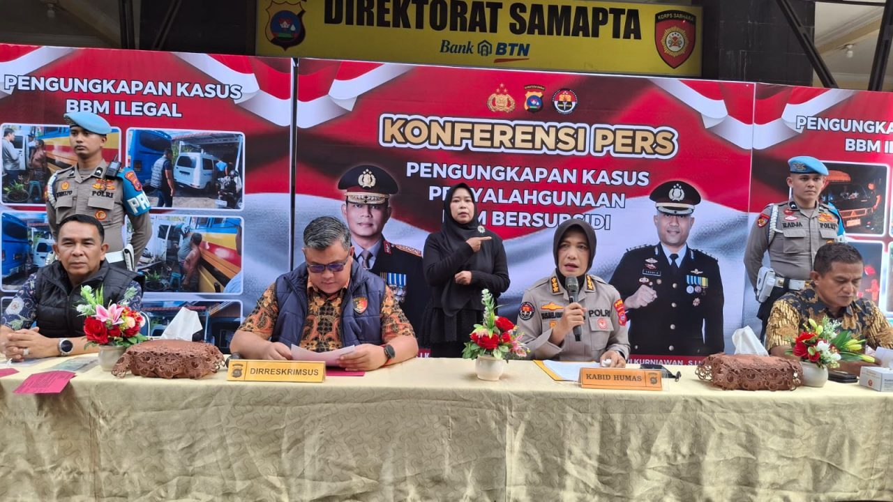 polda-sumbar-sikat-penimbun-bbm-bersubsidi:-12,5-ton-bio-solar-disita,-7-orang-jadi-tersangka polda-sumbar-sikat-penimbun-bbm-bersubsidi:-12,5-ton-bio-solar-disita,-7-orang-jadi-tersangka