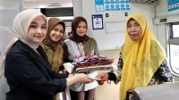 sambut-hjk-padang-ke-357,-kai-divre-ii-sumbar-gelar-sapa-pelanggan-dan-bagi-bagi-cokelat-di-stasiun. sambut-hjk-padang-ke-357,-kai-divre-ii-sumbar-gelar-sapa-pelanggan-dan-bagi-bagi-cokelat-di-stasiun.