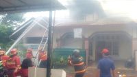 si-jago-merah-mengamuk-di-parak-karakah,-1-unit-rumah-ludes-terbakar