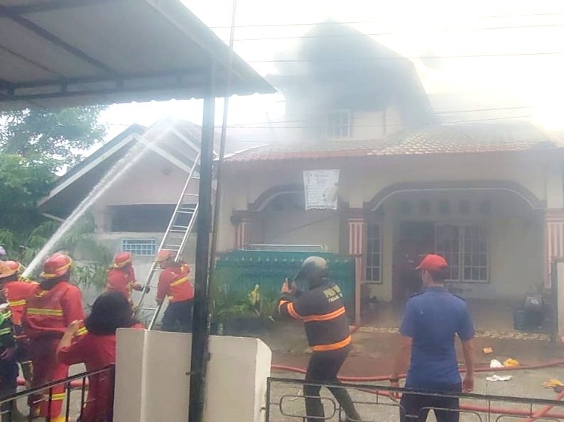 si-jago-merah-mengamuk-di-parak-karakah,-1-unit-rumah-ludes-terbakar