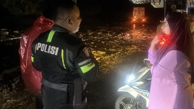 material-galodo-tutup-badan-jalan,-akses-padang–solok-lumpuh-total