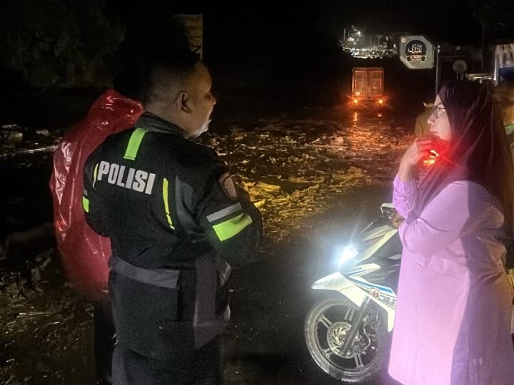 material-galodo-tutup-badan-jalan,-akses-padang–solok-lumpuh-total material-galodo-tutup-badan-jalan,-akses-padang–solok-lumpuh-total