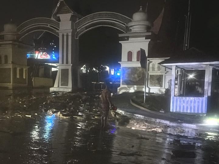 galodo-terjang-kompleks-perkantoran-pemkab-solok-pada-senin-malam galodo-terjang-kompleks-perkantoran-pemkab-solok-pada-senin-malam