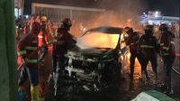 percikan-api-muncul-dari-belakang,-satu-unit-mobil-ludes-terbakar-di-jalan-dr.-sutomo-padang
