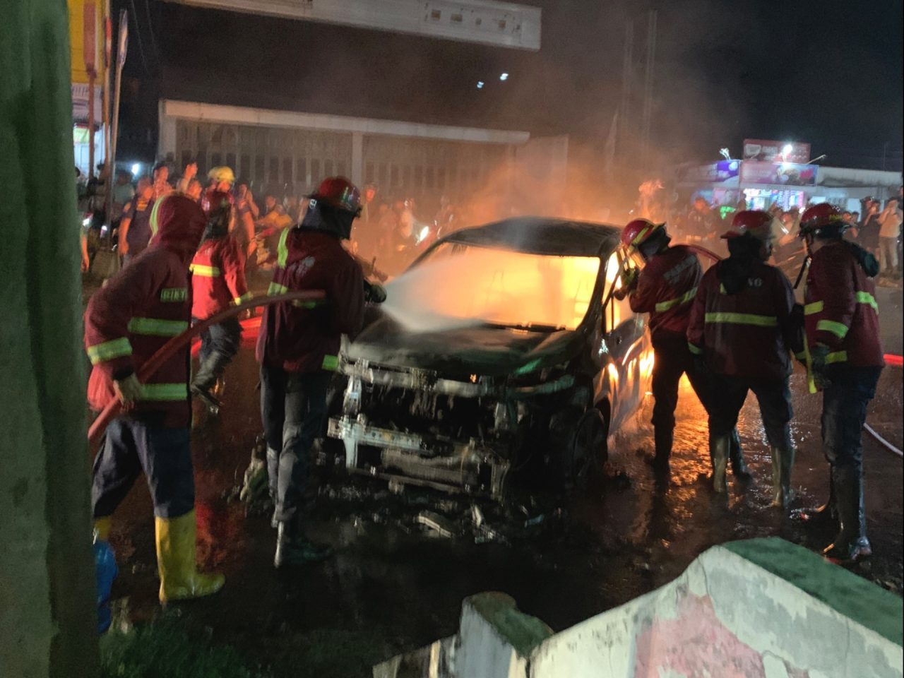 percikan-api-muncul-dari-belakang,-satu-unit-mobil-ludes-terbakar-di-jalan-dr.-sutomo-padang percikan-api-muncul-dari-belakang,-satu-unit-mobil-ludes-terbakar-di-jalan-dr.-sutomo-padang