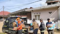 rahmat-saleh-salurkan-bantuan-logistik-bagi-korban-galodo-solok rahmat-saleh-salurkan-bantuan-logistik-bagi-korban-galodo-solok