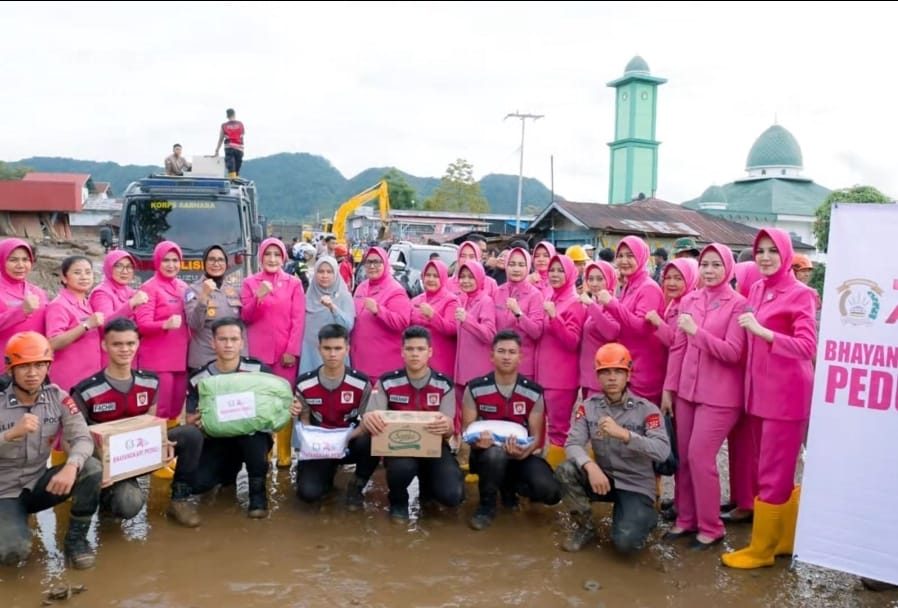 pengurus-daerah-bhayangkari-sumbar-salurkan-bantuan-untuk-korban-banjir-bandang-di-solok pengurus-daerah-bhayangkari-sumbar-salurkan-bantuan-untuk-korban-banjir-bandang-di-solok