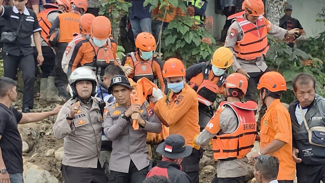 tim-sar-gabungan-temukan-korban-kedua-yang-dinyatakan-hilang-pasca-banjir-bandang-solok