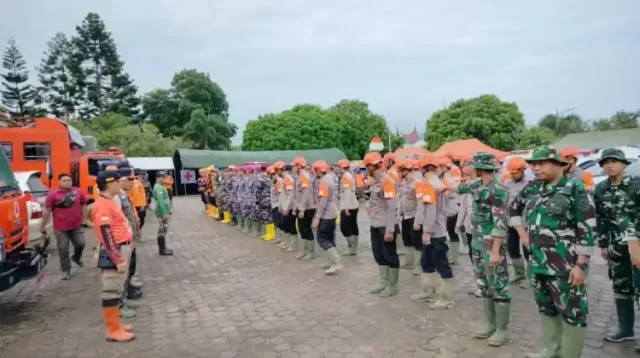 tim-gabungan-padang-bantu-pemulihan-pascagalodo-di-arosuka