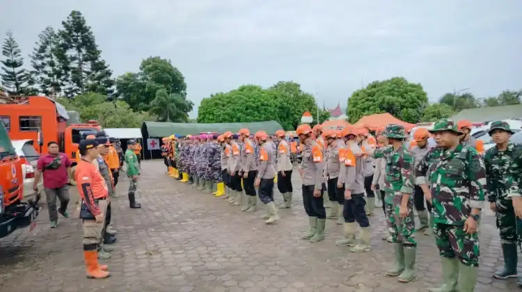 tim-gabungan-padang-bantu-pemulihan-pascagalodo-di-arosuka tim-gabungan-padang-bantu-pemulihan-pascagalodo-di-arosuka