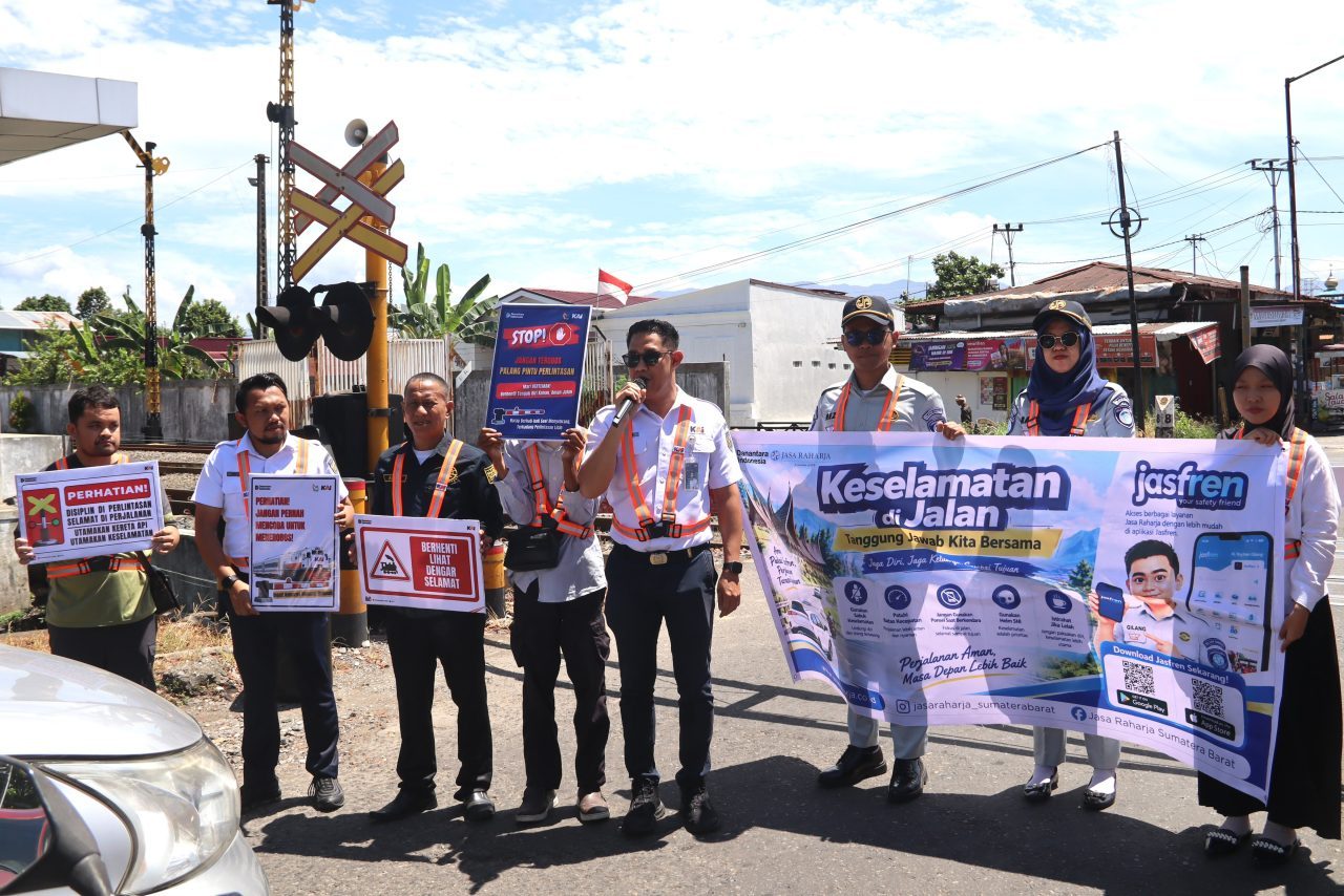 peringati-hut-ke-81,-kai-divre-ii-sumbar-gencarkan-edukasi-keselamatan-di-perlintasan-sebidang peringati-hut-ke-81,-kai-divre-ii-sumbar-gencarkan-edukasi-keselamatan-di-perlintasan-sebidang