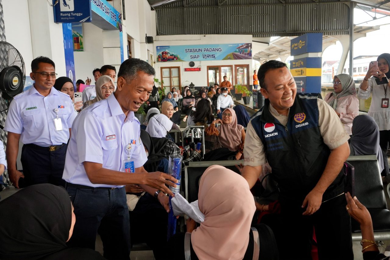 meriahkan-hut-ke-81-sumbar,-kai-divre-ii-dan-dishub-gelar-‘sapa-pelanggan’-di-stasiun-padang meriahkan-hut-ke-81-sumbar,-kai-divre-ii-dan-dishub-gelar-‘sapa-pelanggan’-di-stasiun-padang