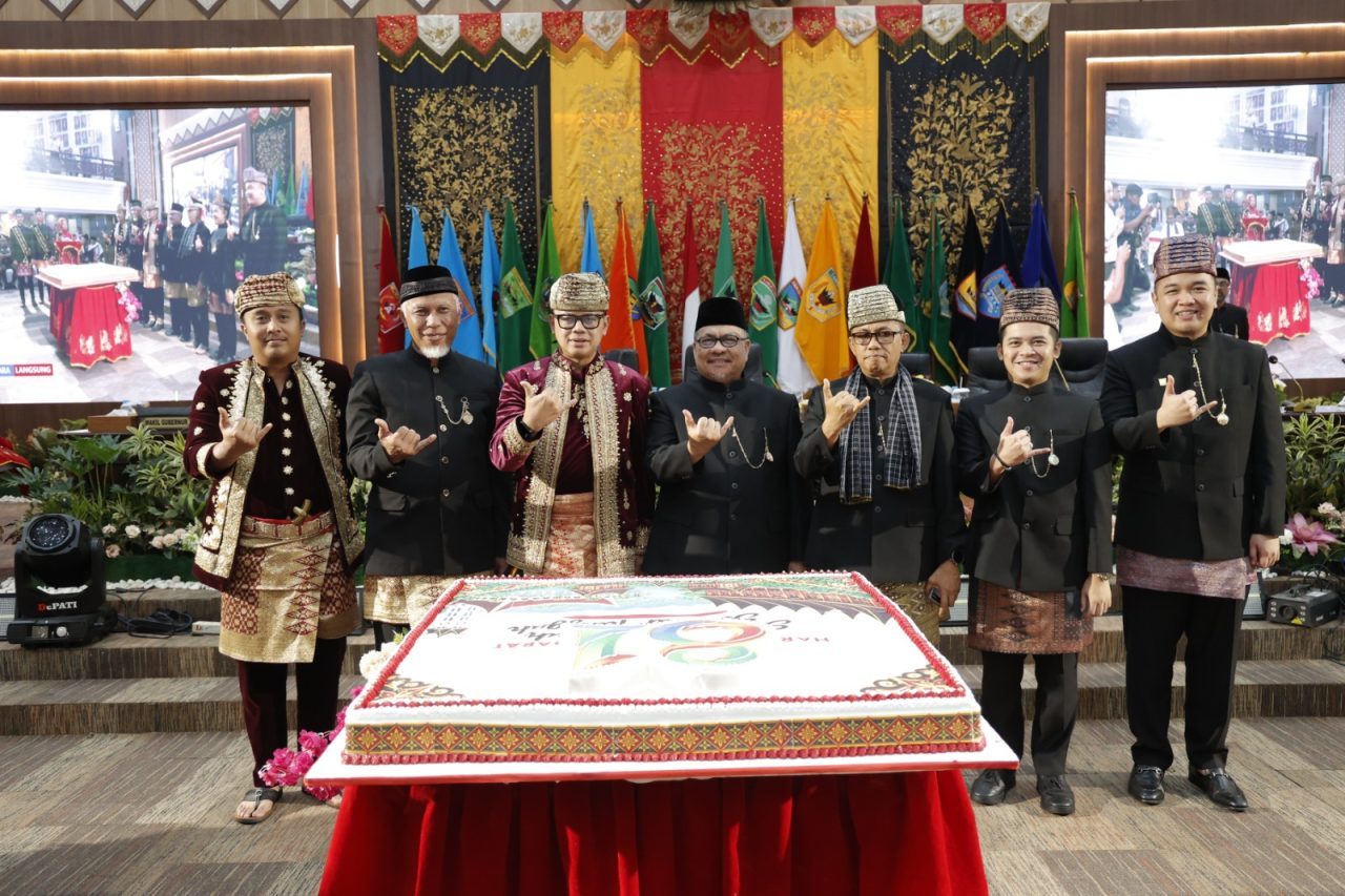 gelar-rapat-paripurna-hut-ke-81,-sumbar-usung-semangat-“tumbuh-dan-tangguh” gelar-rapat-paripurna-hut-ke-81,-sumbar-usung-semangat-“tumbuh-dan-tangguh”