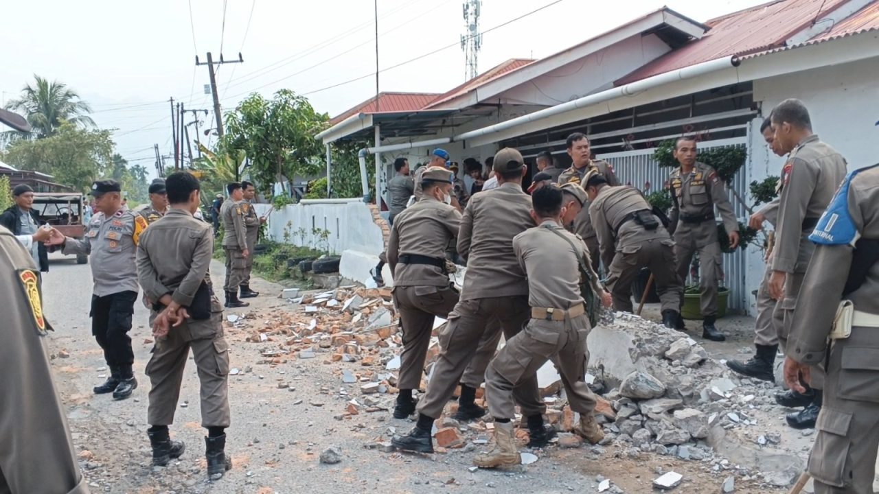 makan-badan-jalan,-pagar-rumah-warga-di-dadok-tunggul-hitam-dibongkar-satpol-pp-padang makan-badan-jalan,-pagar-rumah-warga-di-dadok-tunggul-hitam-dibongkar-satpol-pp-padang