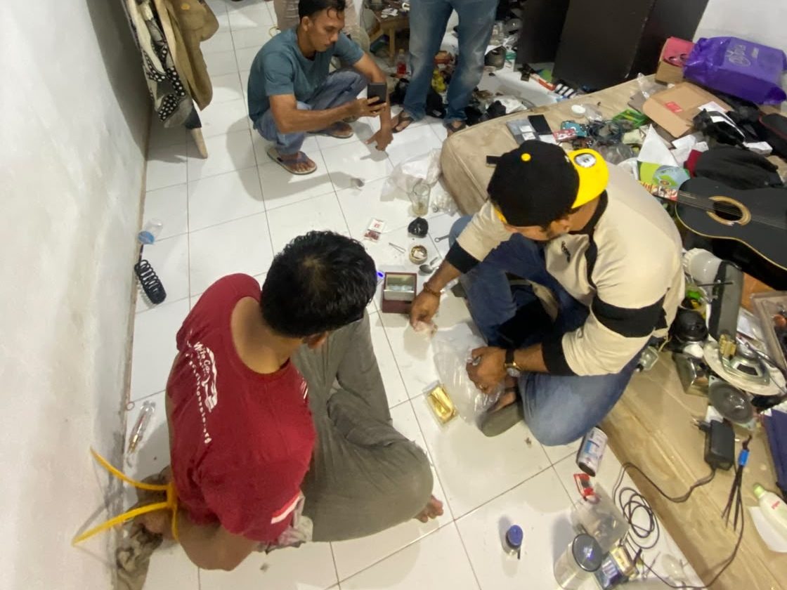 diduga-miliki-narkotika-jenis-sabu,-oknum-asn-asal-padang-diciduk-polisi-di-dharmasraya diduga-miliki-narkotika-jenis-sabu,-oknum-asn-asal-padang-diciduk-polisi-di-dharmasraya