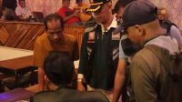 resahkan-warga-hingga-larut-malam,-pemilik-warung-karaoke-ditertibkan-satpol-pp-padang resahkan-warga-hingga-larut-malam,-pemilik-warung-karaoke-ditertibkan-satpol-pp-padang