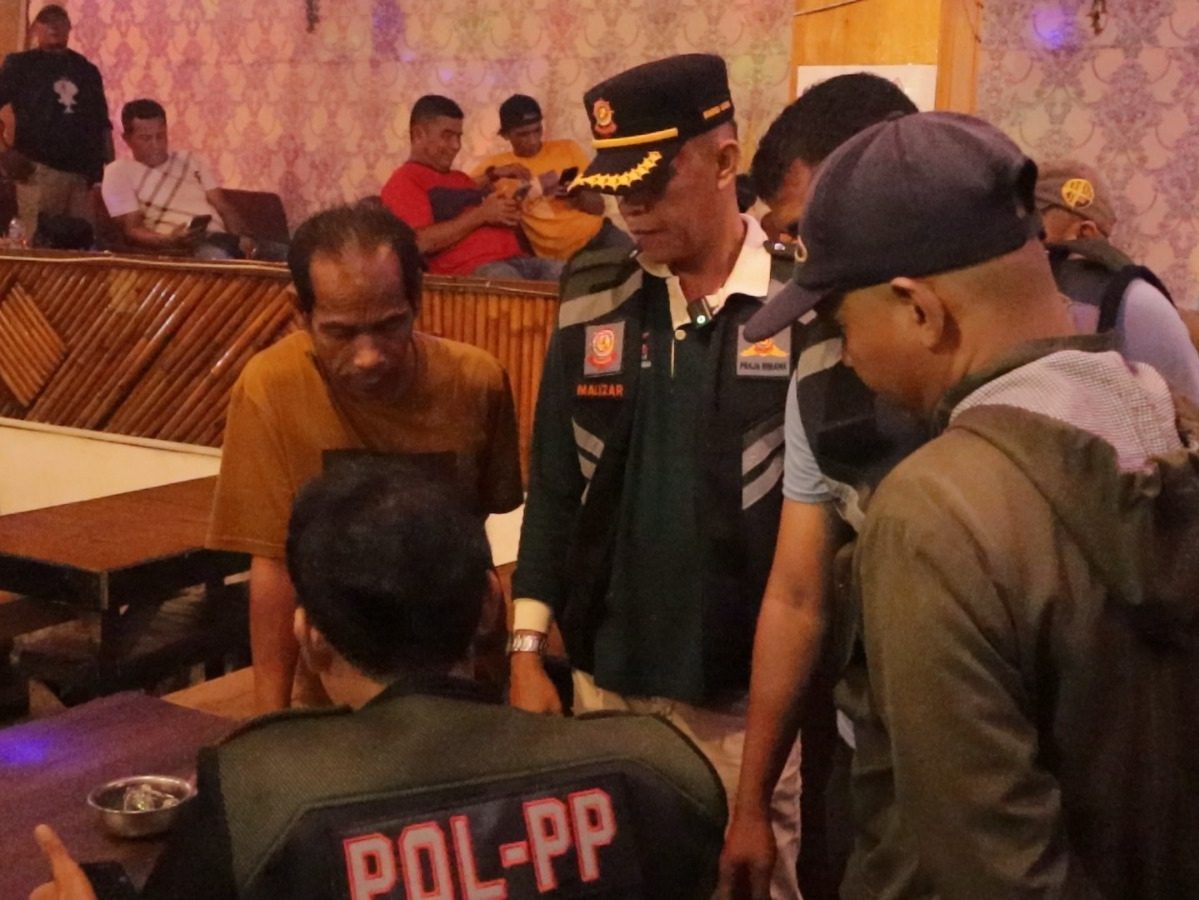 resahkan-warga-hingga-larut-malam,-pemilik-warung-karaoke-ditertibkan-satpol-pp-padang resahkan-warga-hingga-larut-malam,-pemilik-warung-karaoke-ditertibkan-satpol-pp-padang