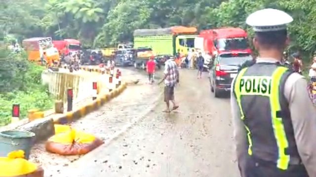 truk-cpo-terguling-di-siguntur-mudo,-arus-padang–painan-diberlakukan-buka-tutup