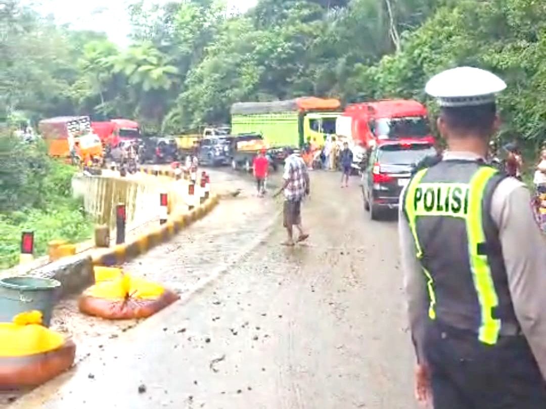 truk-cpo-terguling-di-siguntur-mudo,-arus-padang–painan-diberlakukan-buka-tutup truk-cpo-terguling-di-siguntur-mudo,-arus-padang–painan-diberlakukan-buka-tutup