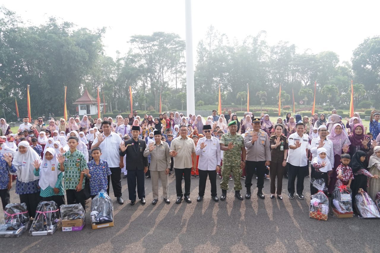 pemko-serahkan-bantuan-perlengkapan-murid-baru-untuk-3.619-siswa-sd-smp-bukittinggi pemko-serahkan-bantuan-perlengkapan-murid-baru-untuk-3.619-siswa-sd-smp-bukittinggi