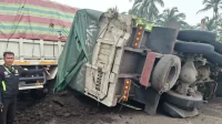 truk-rem-blong-tabrak-tiga-gerobak-di-jalan-lintas-solok-padang truk-rem-blong-tabrak-tiga-gerobak-di-jalan-lintas-solok-padang