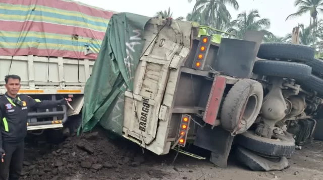 truk-rem-blong-tabrak-tiga-gerobak-di-jalan-lintas-solok-padang