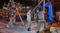 bikin-kumuh-dan-ganggu-pejalan-kaki,-satpol-pp-padang-bongkar-lapak-pedagang-di-jalan-sutan-syahril bikin-kumuh-dan-ganggu-pejalan-kaki,-satpol-pp-padang-bongkar-lapak-pedagang-di-jalan-sutan-syahril